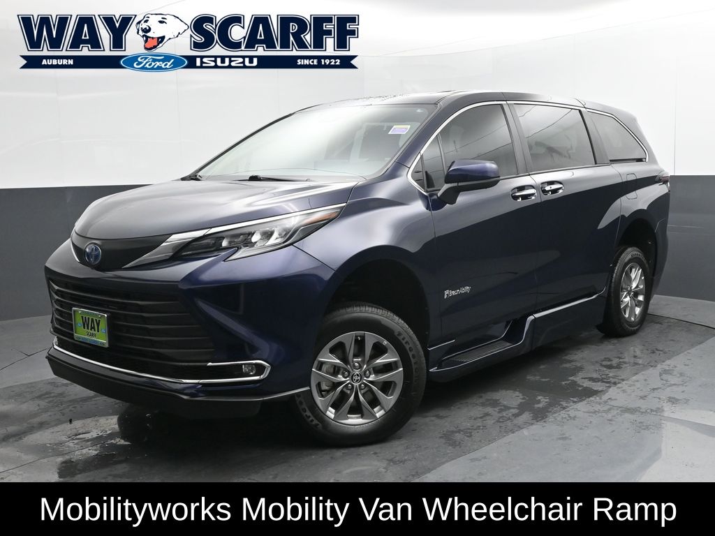 2024 Toyota Sienna XLE's photo