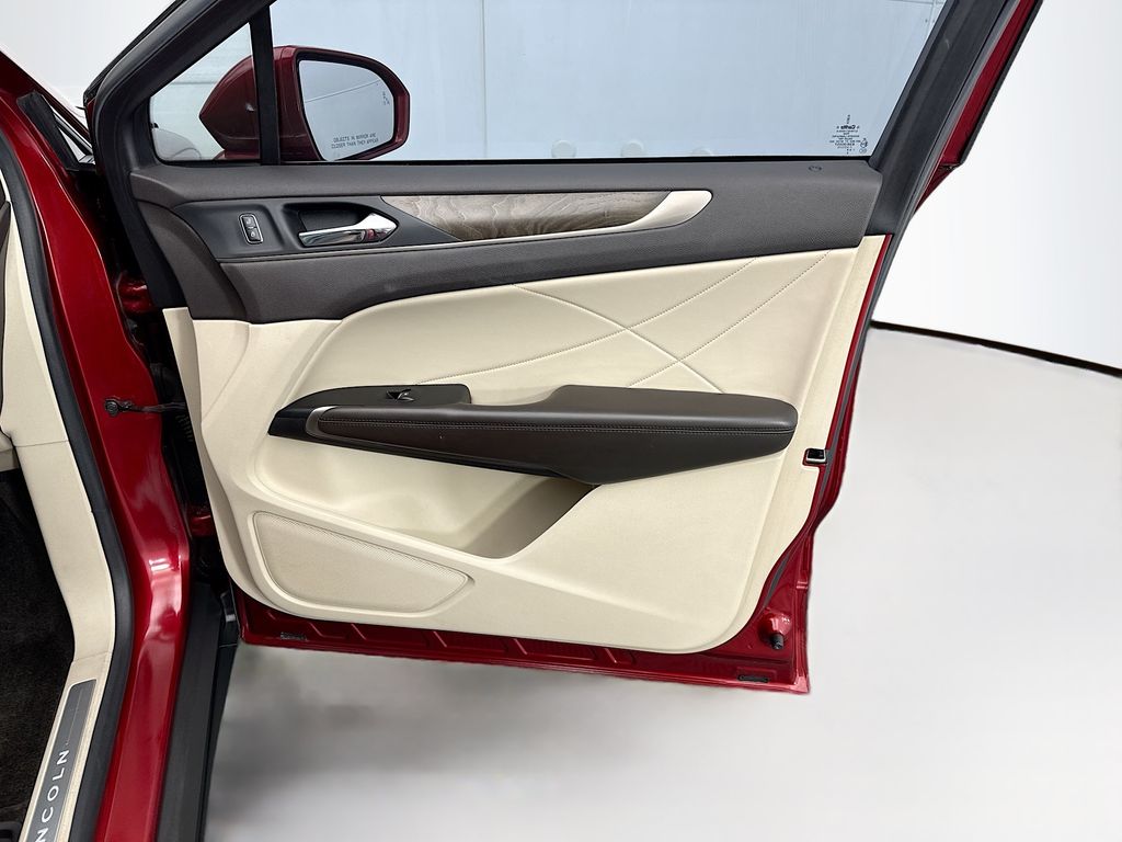 Thumbnail: 2017 Lincoln MKC - 24