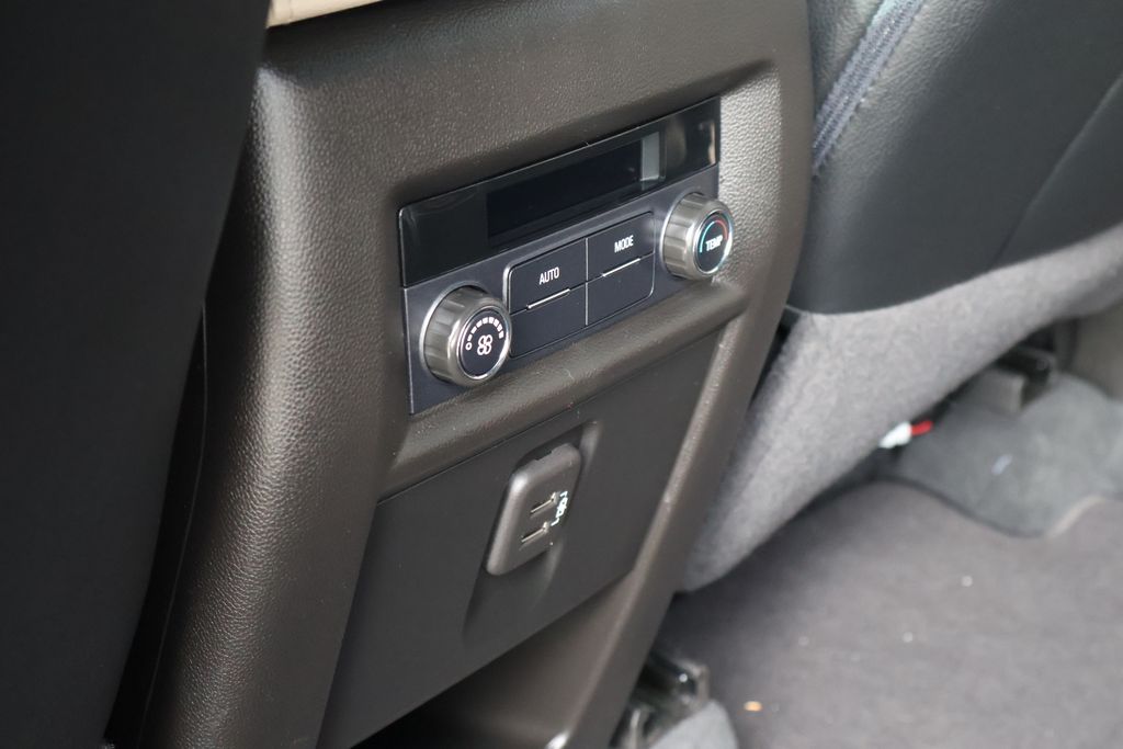 2022 Chevrolet Traverse LS 32