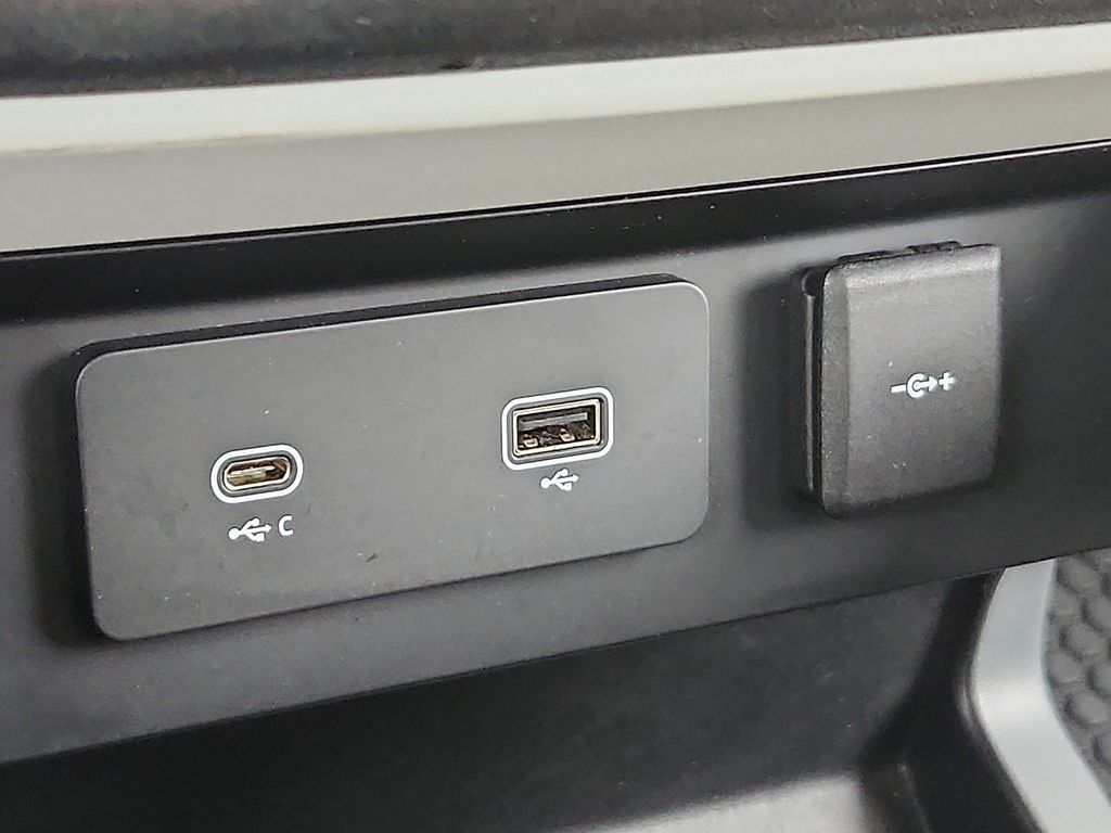 Thumbnail: 2022 Land Rover Defender - 26