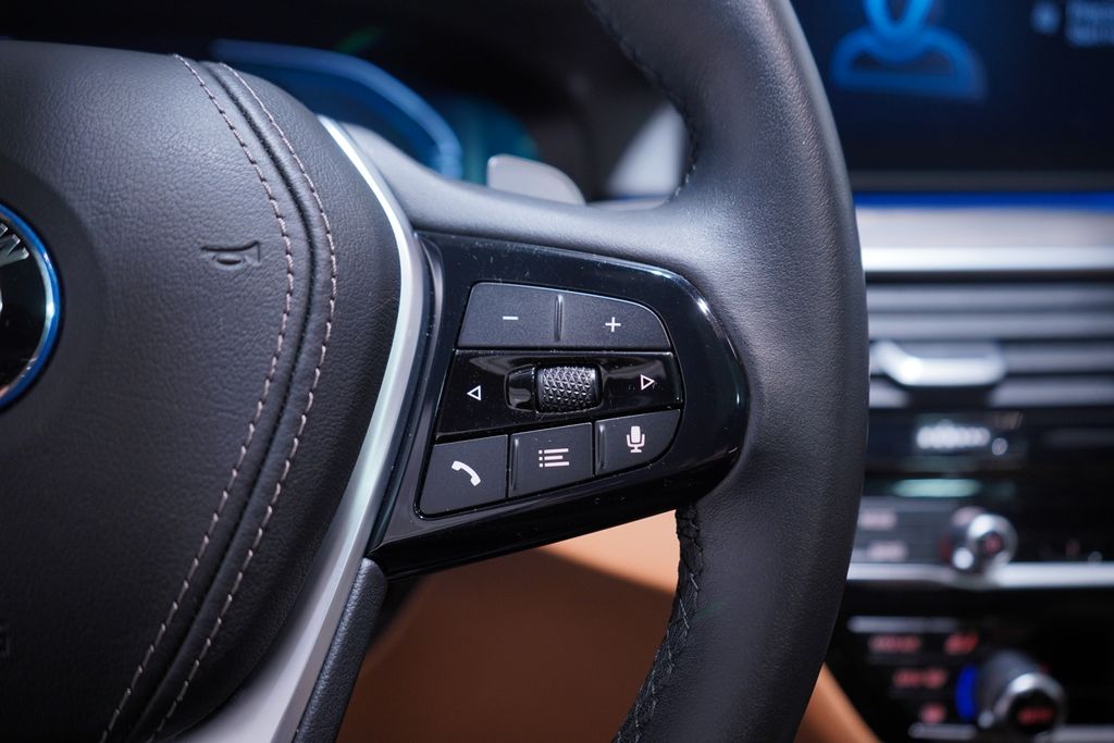 Thumbnail: 2023 BMW 5 Series - 20