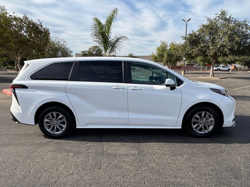 Thumbnail: 2026 Toyota Sienna - 4