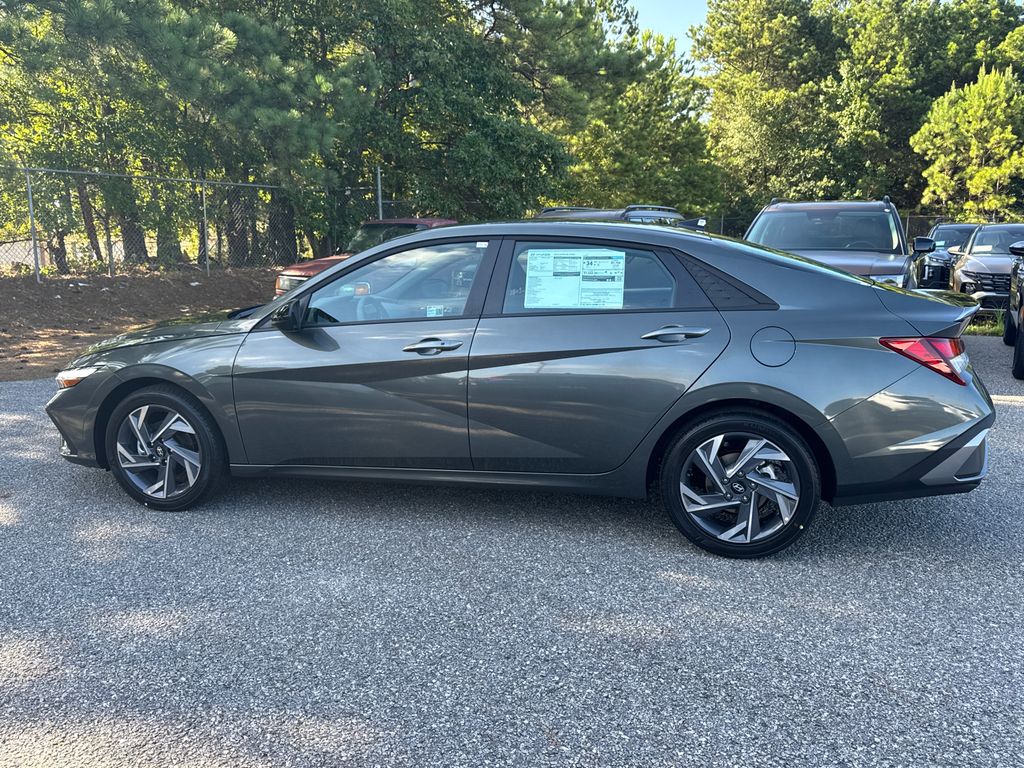 2025 Hyundai Elantra SEL Sport photo 2