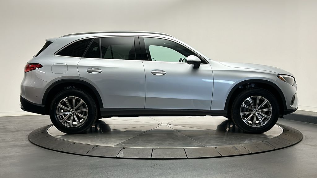 2025 Mercedes-Benz GLC 300 8