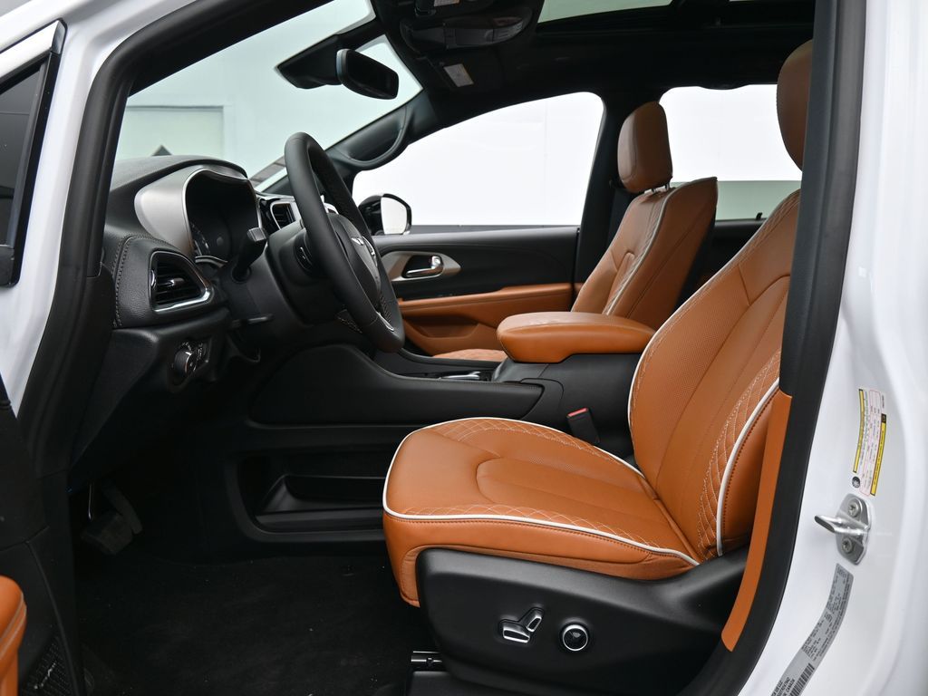 New 2026 Bright White Clearcoat Chrysler Pinnacle image 11
