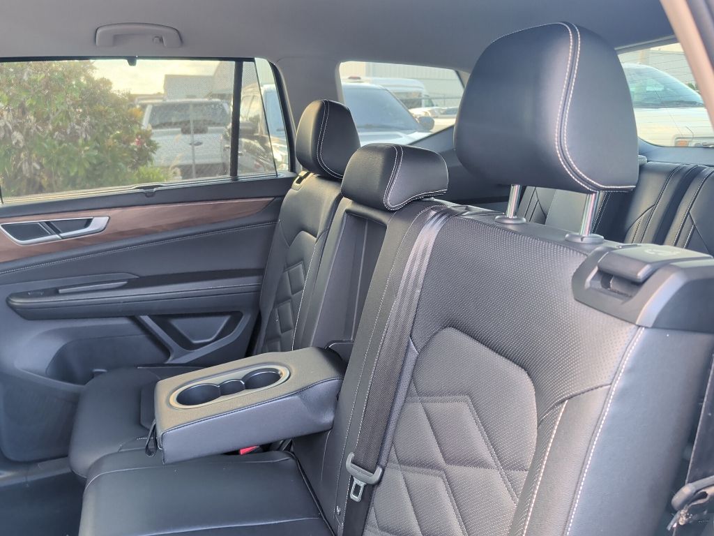 Used 2025 Silver Volkswagen 2.0T SE w/Technology image 9