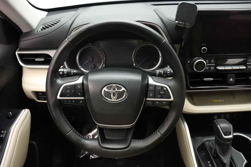 Thumbnail: 2023 Toyota Highlander - 23