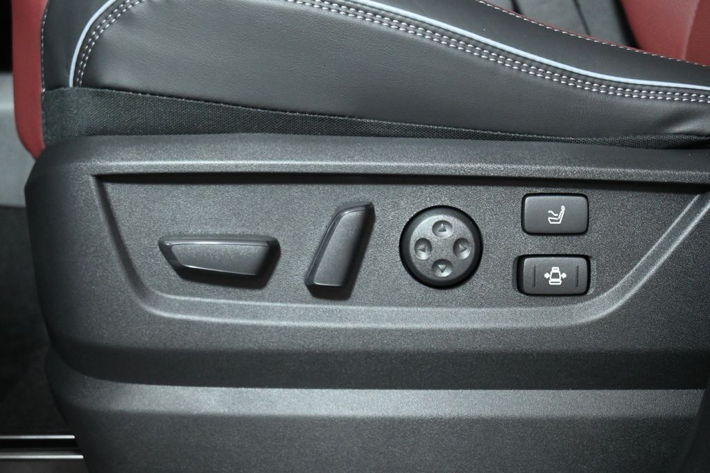 Thumbnail: 2026 INFINITI QX80 - 26