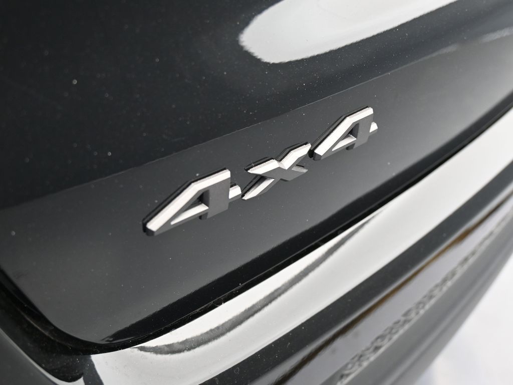 New 2026 Diamond Black Crystal Pearlcoat Jeep Latitude image 33