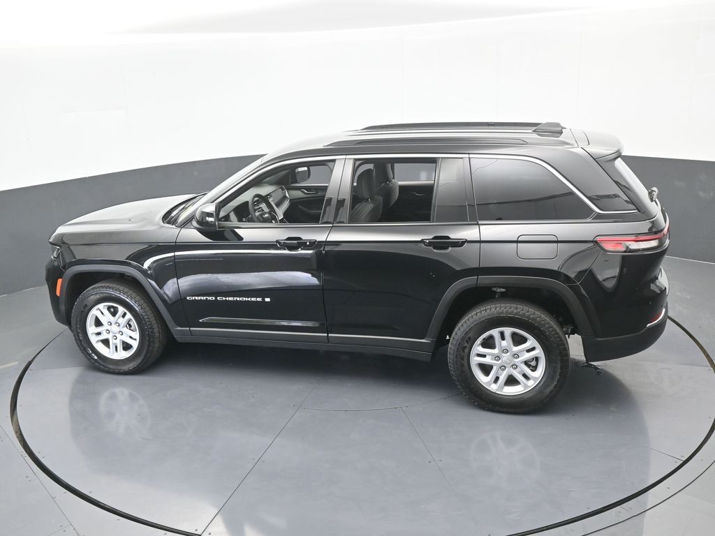 Used 2025 Diamond Black Crystal Pearlcoat Jeep Laredo image 49