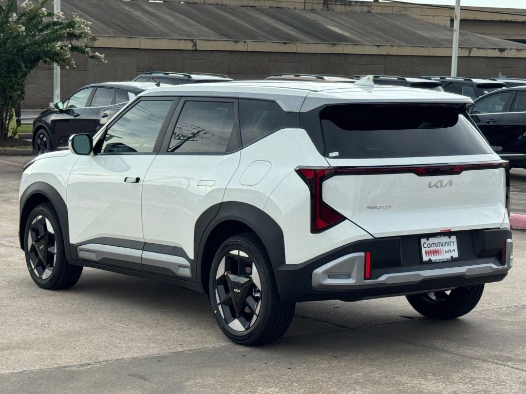 2027 Kia Seltos EX White at Shottenkirk Kia Fort Bend