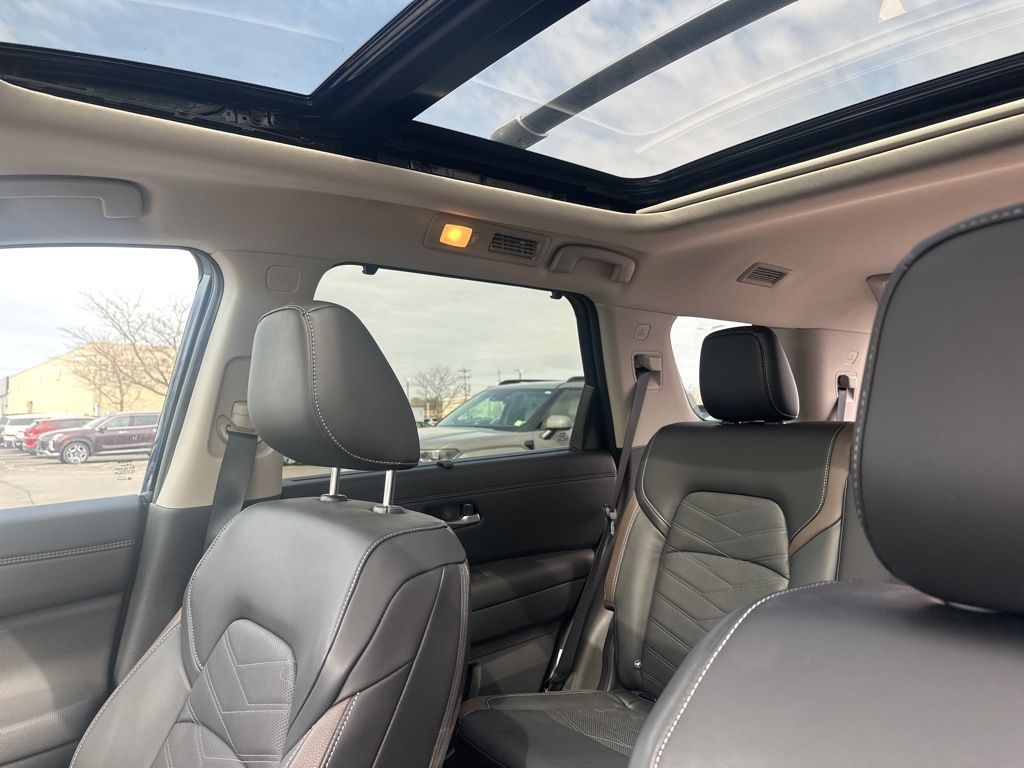 Used 2025 Blue Nissan Platinum image 9