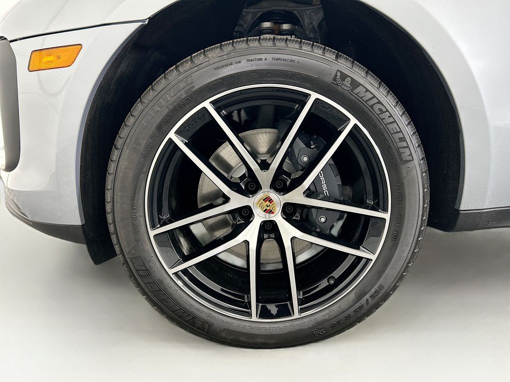 Thumbnail: 2026 Porsche Macan - 31