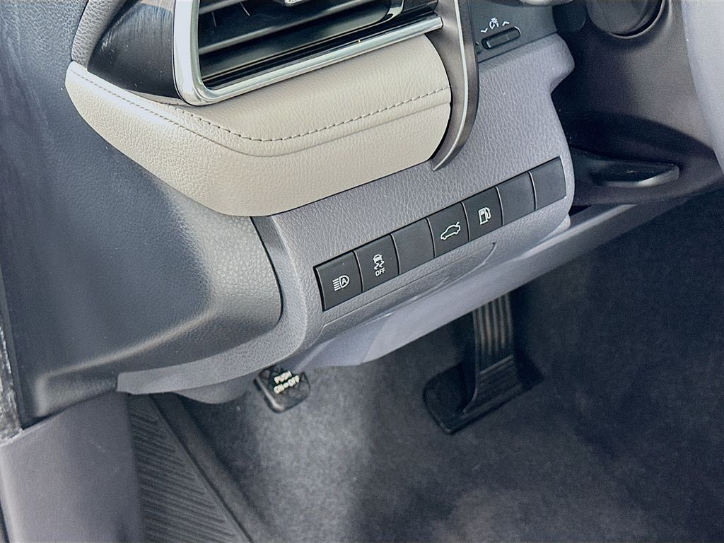 Thumbnail: 2018 Toyota Camry - 10