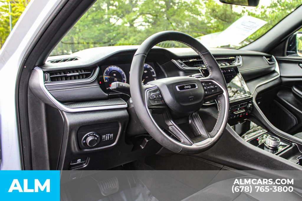 Used 2025 White/off-white Jeep Altitude image 23