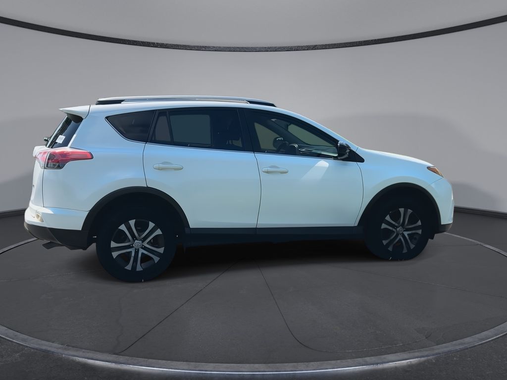 Thumbnail: 2018 Toyota RAV4 - 9
