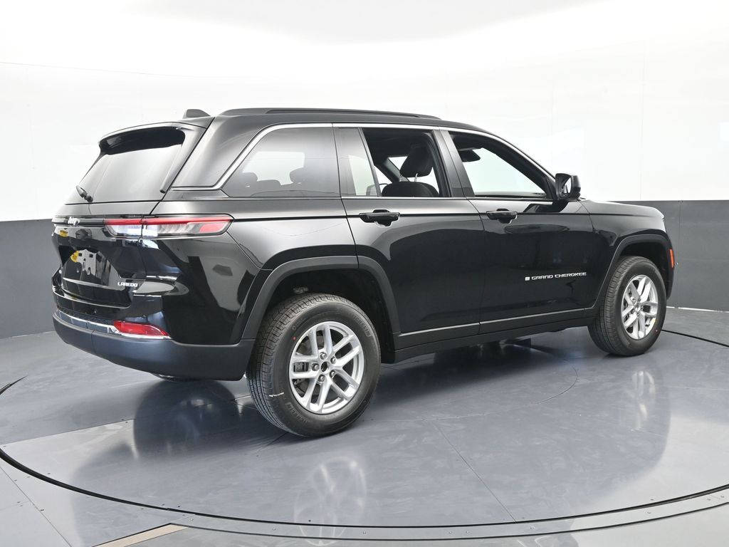 New 2026 Diamond Black Crystal Pearlcoat Jeep Laredo image 6