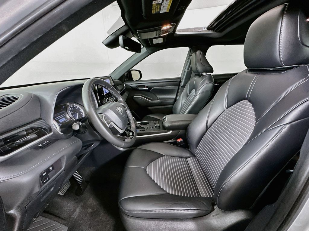 Thumbnail: 2024 Toyota Highlander - 22