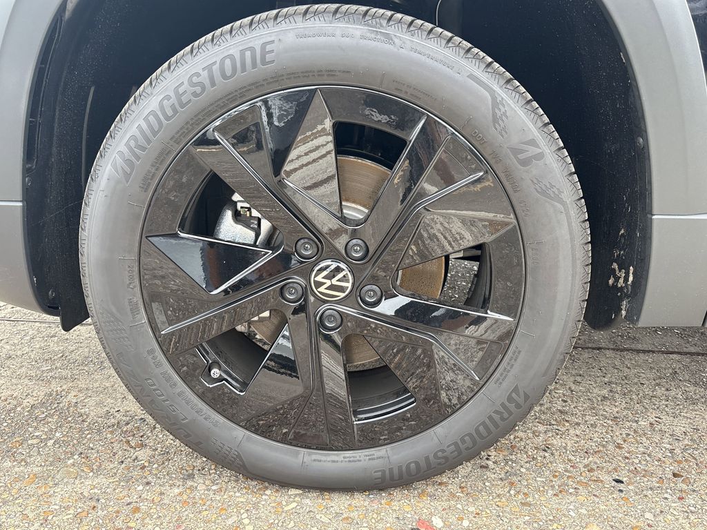 New 2025 Deep Black Volkswagen 1.5T SE image 6