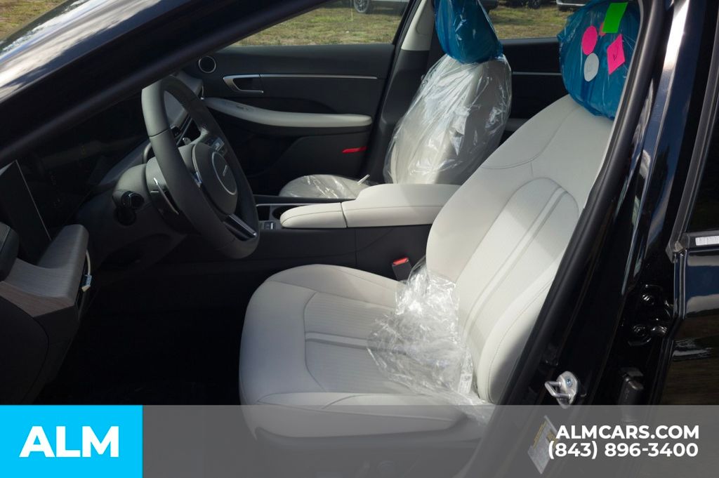 Used 2025 Black Hyundai SEL image 15