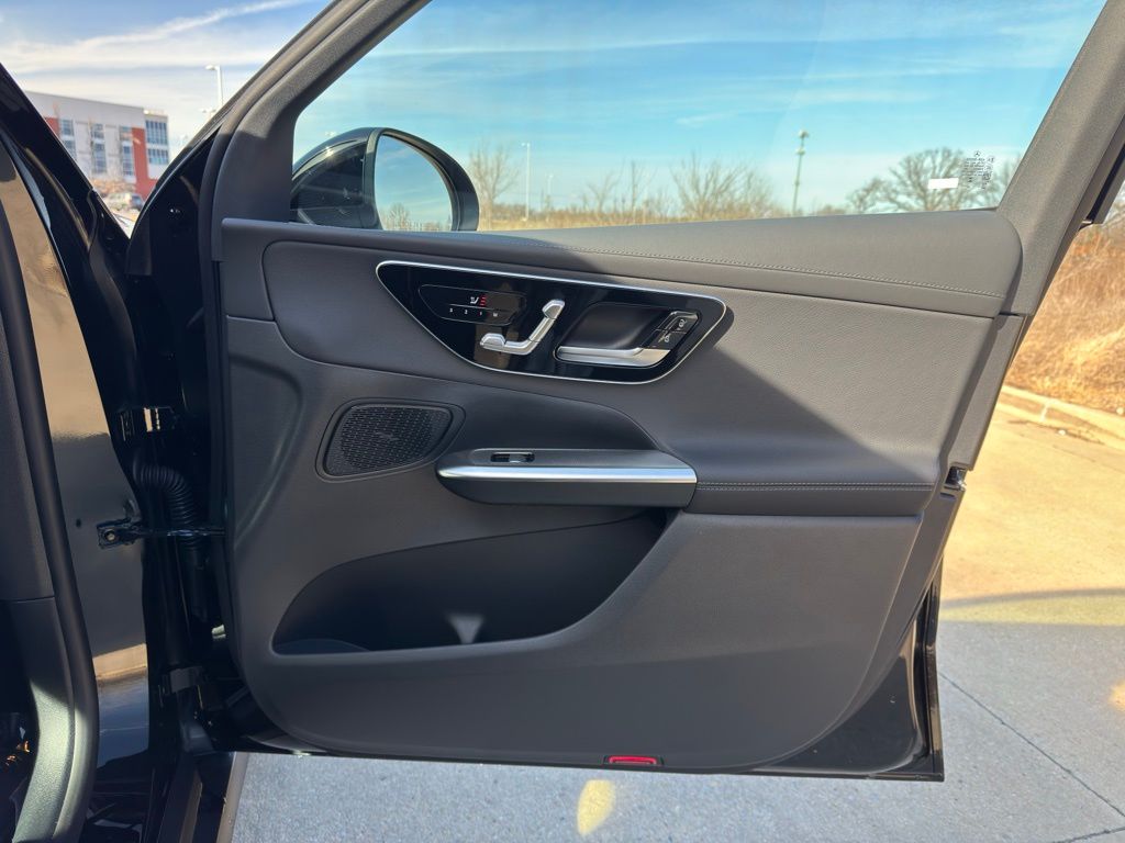 2025 Mercedes-Benz GLC GLC 350e photo