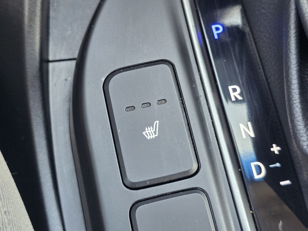 Used 2018 Silver Hyundai  image 8