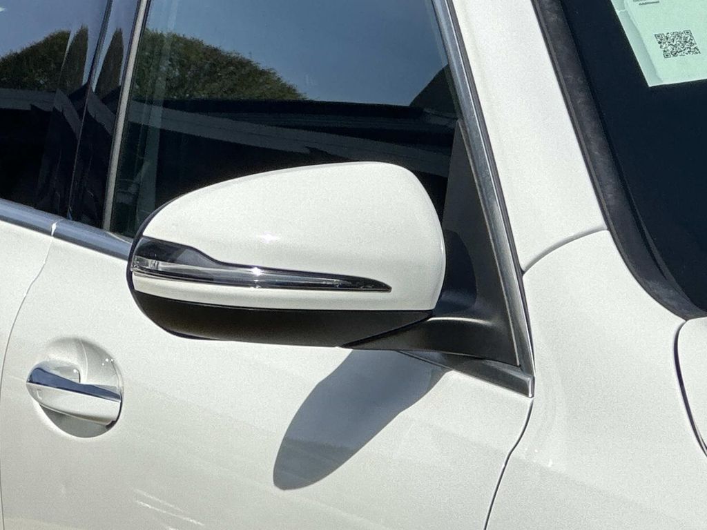 Thumbnail: 2022 Mercedes-Benz GLB - 6