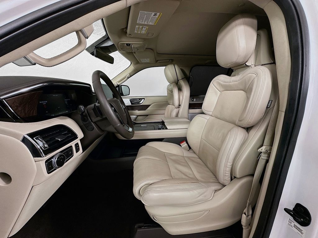 Thumbnail: 2021 Lincoln Navigator - 21