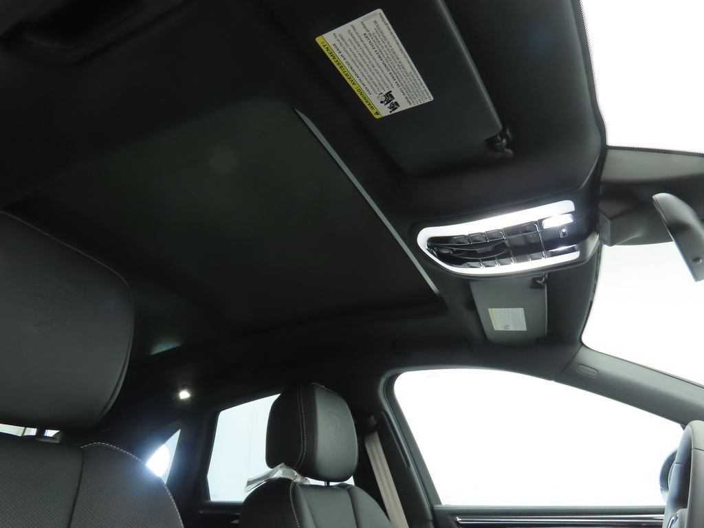 Thumbnail: 2025 Porsche Macan - 21