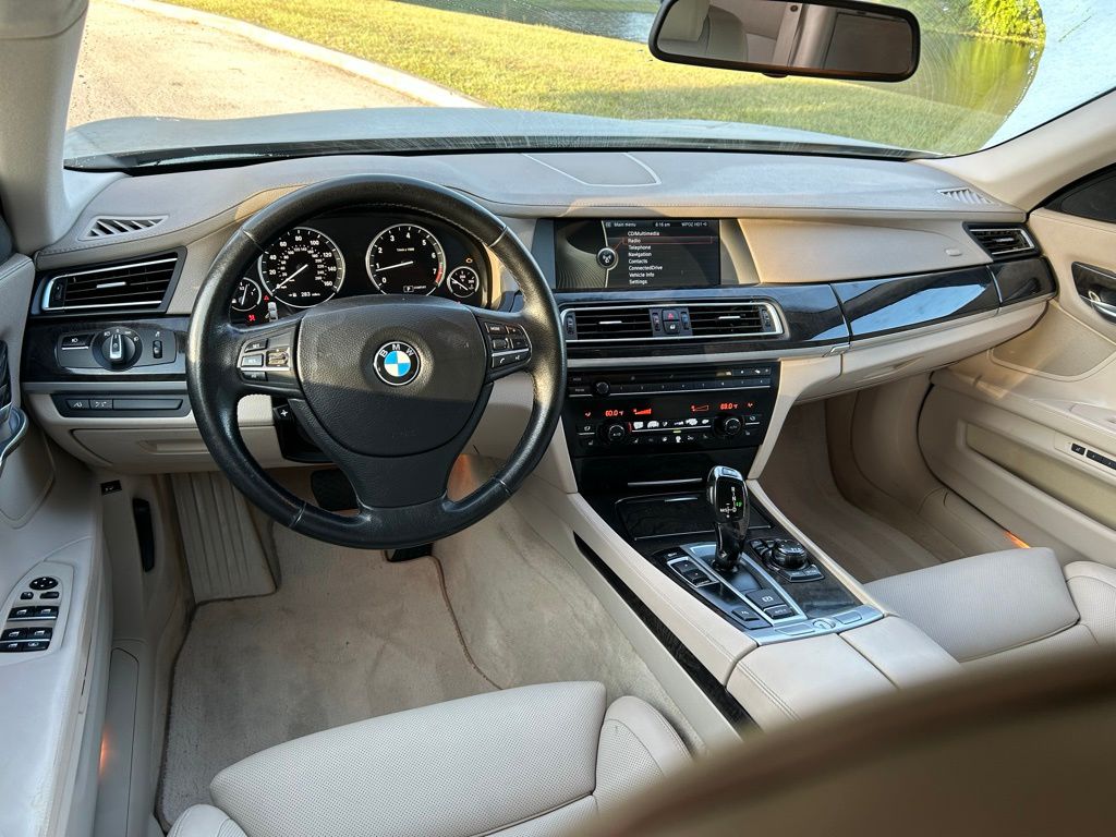 Thumbnail: 2011 BMW 7 Series - 12