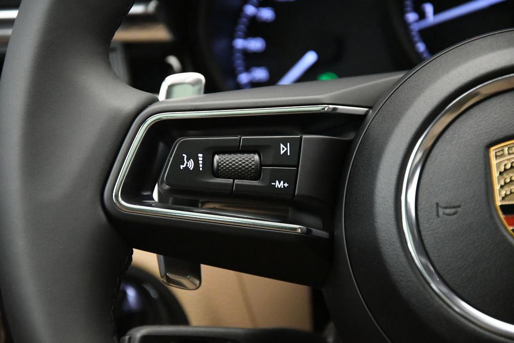 Thumbnail: 2025 Porsche Macan - 21