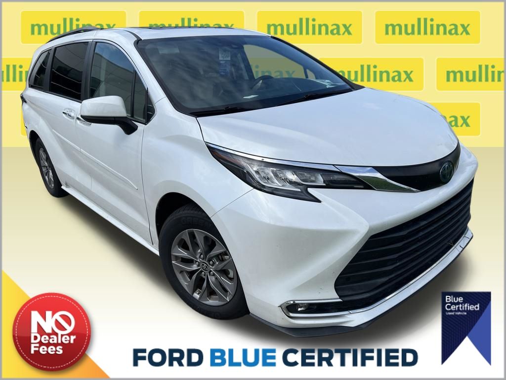 2022 Wind Chill Pearl Toyota Sienna XLE FWD Van