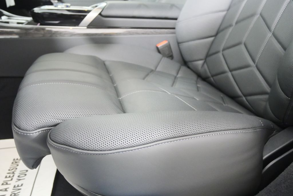 Thumbnail: 2026 BMW i7 - 9