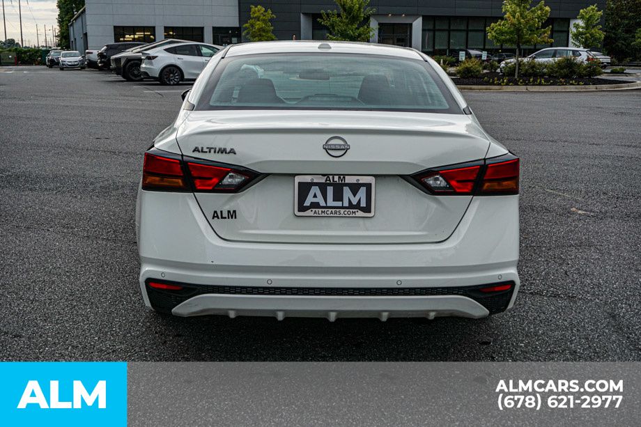 Used 2025 White Nissan 2.5 SV image 10
