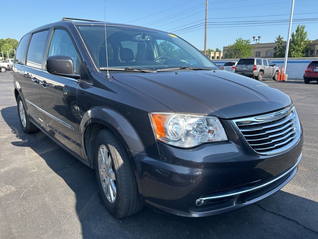Thumbnail: 2016 Chrysler Town & Country - 4