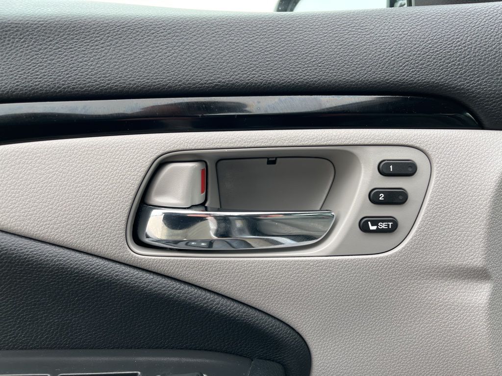 Thumbnail: 2019 Honda Pilot - 12