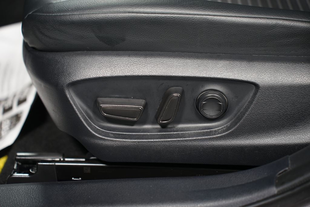2024 Toyota Camry SE 32