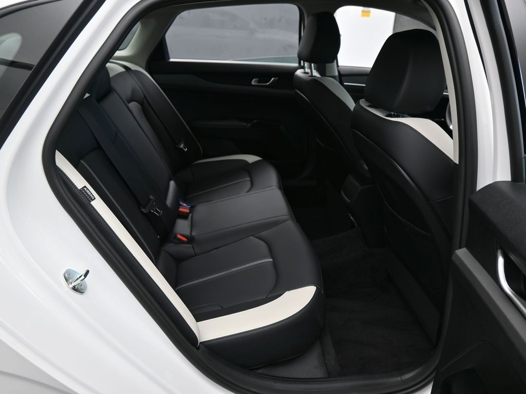 New 2025 Snow White Pearl Kia LXS image 32