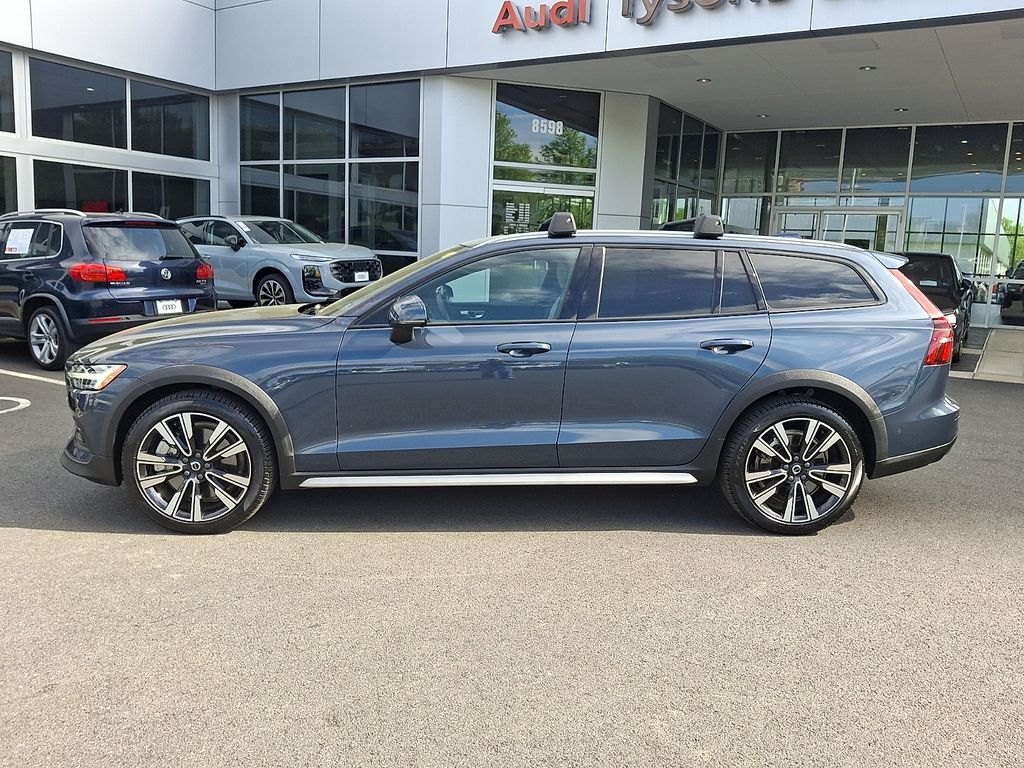 Thumbnail: 2025 Volvo S60 - 7