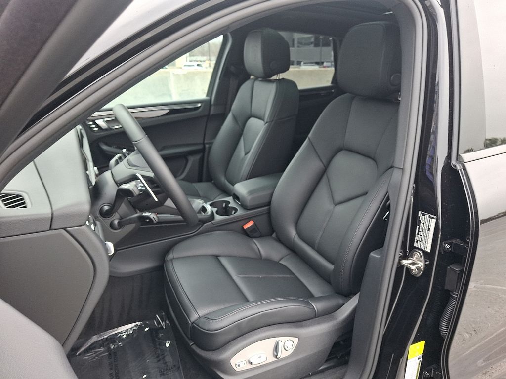 Thumbnail: 2026 Porsche Macan - 5