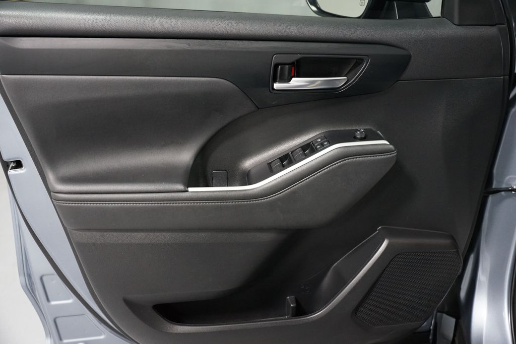 Thumbnail: 2022 Toyota Highlander - 30