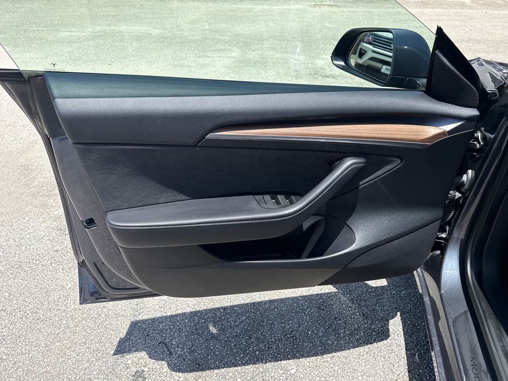 Used 2023  Tesla Base image 11
