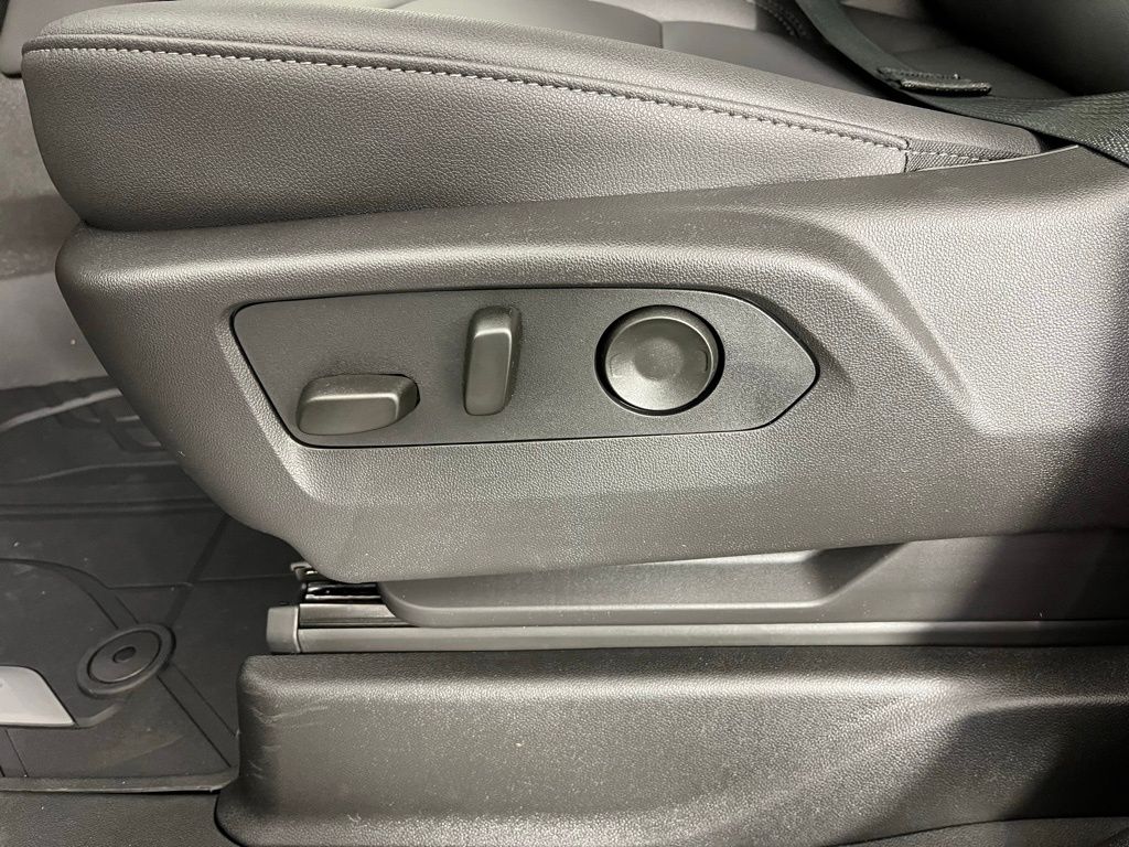 2025 Chevrolet Suburban LT 28