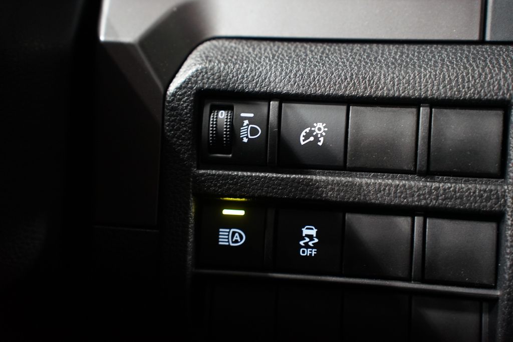 2025 Toyota Tacoma SR5 25