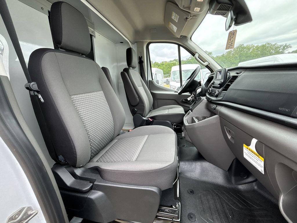 New 2025 Oxford White Ford Cutaway image 25