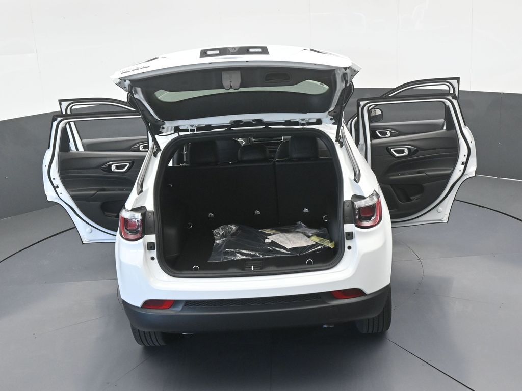 New 2026 bright white clearcoat Jeep Latitude image 60