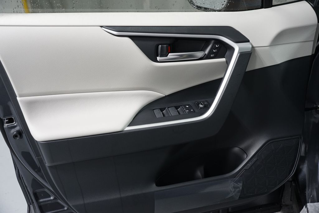 Thumbnail: 2025 Toyota RAV4 - 30