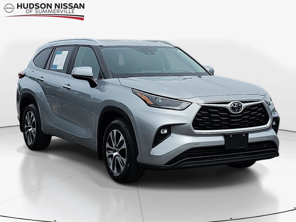 Celestial Silver Metallic 2023 Toyota Highlander XLE FWD SUV / Crossover Front-Wheel Drive 8-Speed Automatic