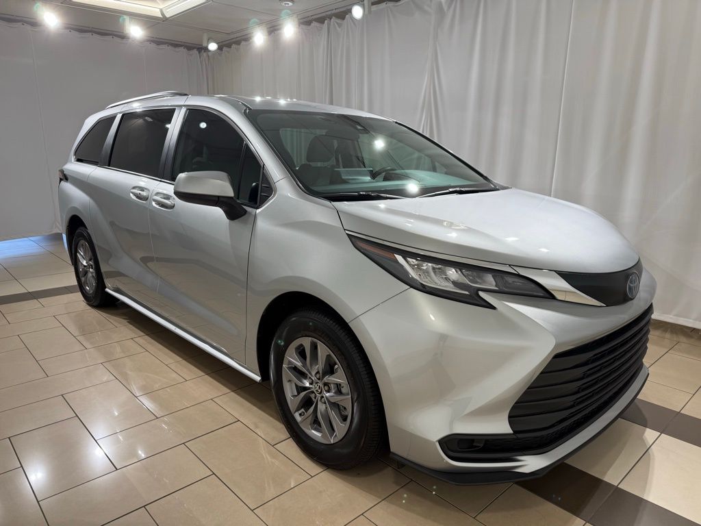 Thumbnail: 2022 Toyota Sienna - 7
