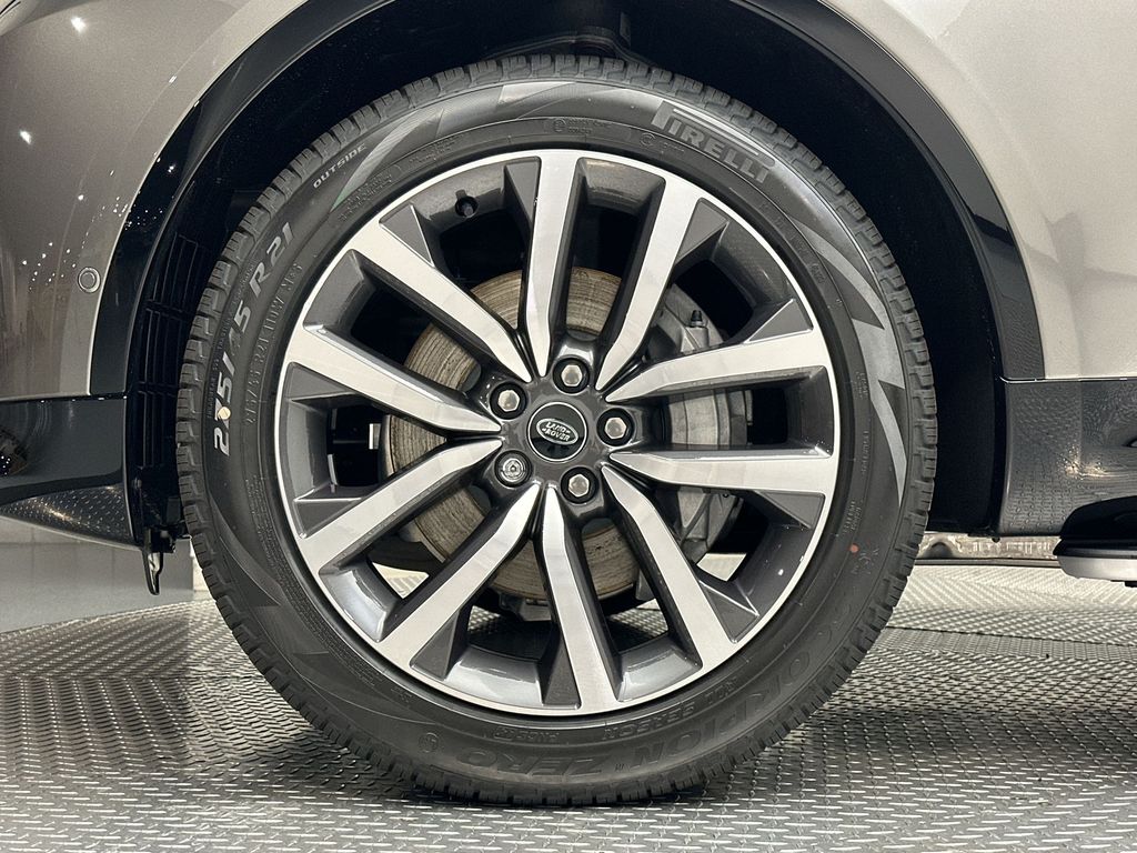 2024 Land Rover Discovery Dynamic SE 10
